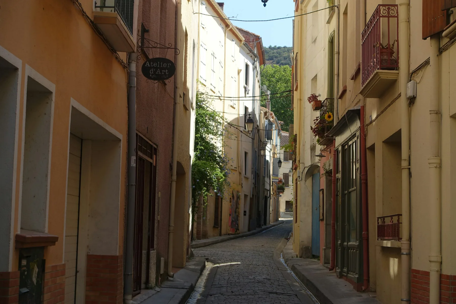 Une rue étroite du Sud, au soleil, déserte